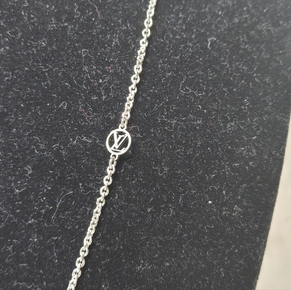 🔥 Louis Vuitton Essential V Supple Necklace Silver 🔥 - Picture 5 of 10
